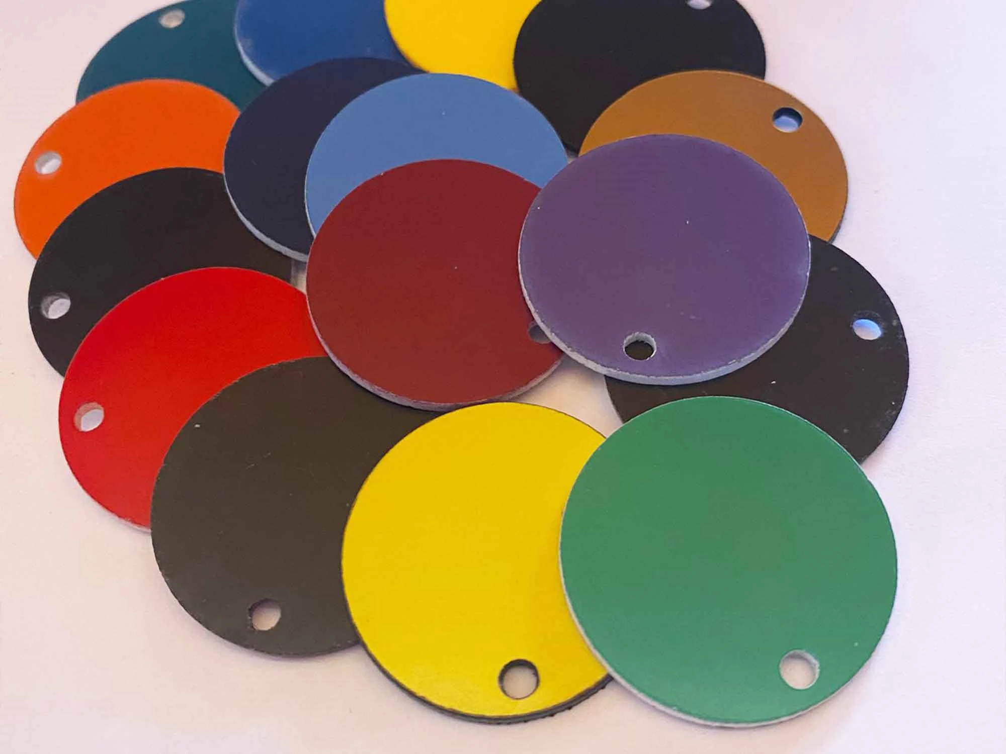 Confezione medagliette colorate con foro 160 pz