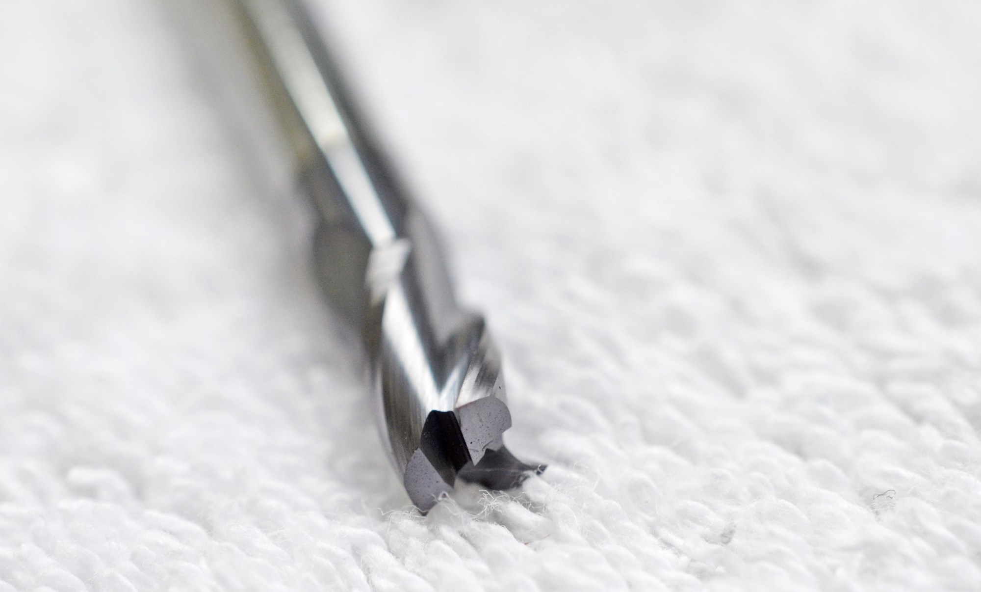 ✅ FRESE ELICOIDALI
Le frese elicoidali ( https://www.dicielle.it/cat/bulini-frese-pinze/bulini-conici-cnc-frese-cnc-da-taglio-e-incisione ) in metallo duro (Widia) sono uno strumento di taglio rotante utilizzato nella lavorazione dei metalli, tra cui l'alluminio. Ci sono diversi tipi di frese elicoidali che possono essere utilizzate per lavorare l'alluminio, ognuna con caratteristiche specifiche.