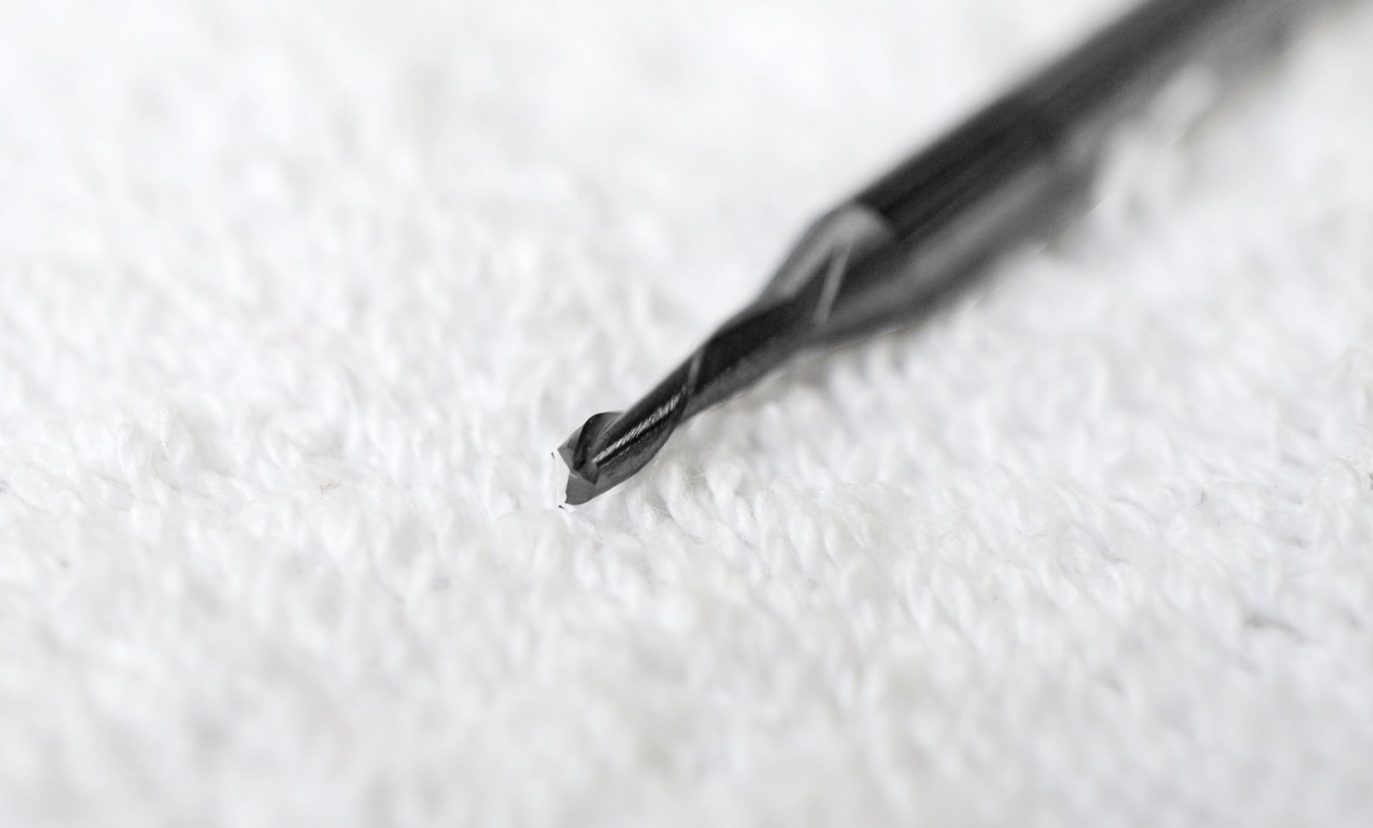 Ecco i principali tipi di frese elicoidali utilizzate per lavorare l'alluminio:

✔ FRESE A DUE TAGLIENTI: Queste sono le frese elicoidali più comuni e semplici. Hanno solo due taglienti e sono progettate per lavorare materiali morbidi come l'alluminio. Sono ideali per la lavorazione di superfici piane, scanalature e tasche.
Prodotti ▶ https://www.dicielle.it/pro/bulini-frese-pinze/frese-2-taglienti/frese-elicoidali-con-2-taglienti-serie-102-elica-traente-z2

✔ FRESE A TRE TAGLIENTI: Queste frese hanno tre taglienti e sono utilizzate per la lavorazione di materiali più duri dell'alluminio. Sono utilizzate per la lavorazione di superfici piane, scanalature e tasche.
Prodotti ▶ https://www.dicielle.it/pro/bulini-frese-pinze/frese-elicoidali-3-taglienti/frese-elicoidali-a-3-taglienti-serie-133--elica-traente-z3riv

✔ FRESE A TAGLIENTE SINGOLO (monotagliente): Queste frese hanno un singolo tagliente e sono progettate per la lavorazione di materiali molto duri come l'alluminio temprato. Sono ideali per la lavorazione di superfici piane, scanalature e tasche.
Prodotti ▶https://www.dicielle.it/pro/bulini-frese-pinze/frese-1-tagliente-traente/fresa-elicoidale-con-1-tagliente-traente

✔ FRESE PER LA FINITURA: Queste frese sono progettate per la finitura di superfici in alluminio e sono disponibili in diverse forme, come cilindriche, sferiche e coniche. Sono utilizzate per ottenere una superficie liscia e uniforme.

✔ FRESE PER LA SGROSSATURA: Queste frese sono progettate per rimuovere grandi quantità di materiale in una sola passata e sono utilizzate per la lavorazione di materiali duri come l'alluminio. Sono ideali per la lavorazione di superfici piane, scanalature e tasche.